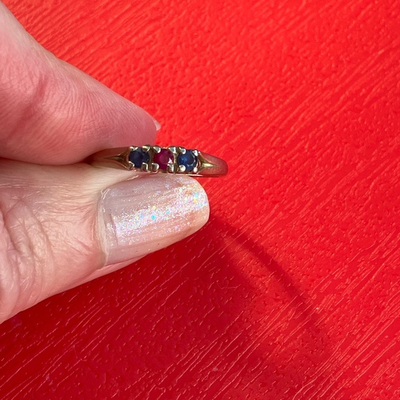 14kt white Gold Sapphire Ruby Ring. - Picture 5 of 7